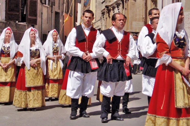 costumi tipici di Dolianova (fonte: Wikipedia) In Sardegna non solo mare... Sempre più attivo l'enoturismo