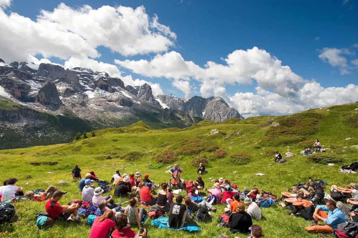 Musica in uno scenario da urlo Ai piedi delle Dolomiti, tra musica d'autore e concerti jazz