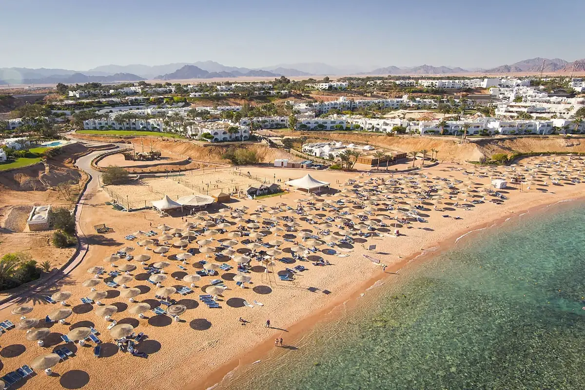 Veduta aerea del Domina Coral Bay Domina, boom pasquale a Sharm. E l'estate dice Sicilia