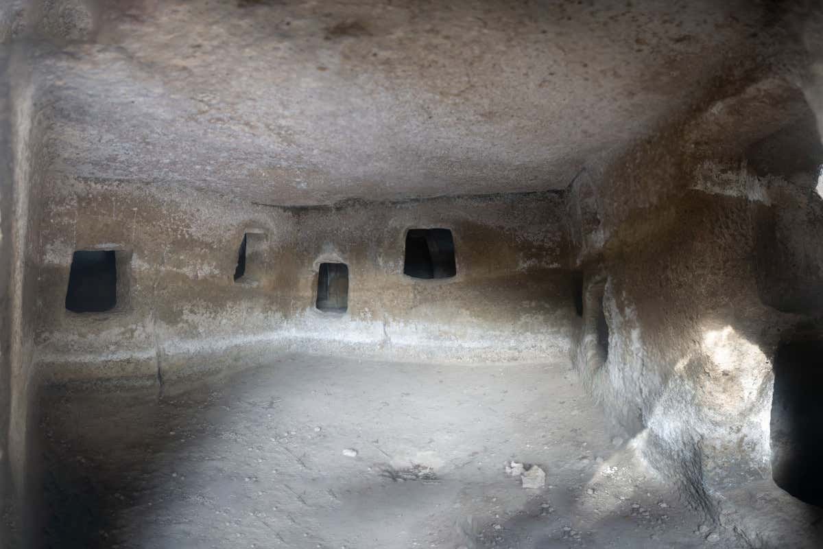 L’interno della domus de janas Ispiluncas