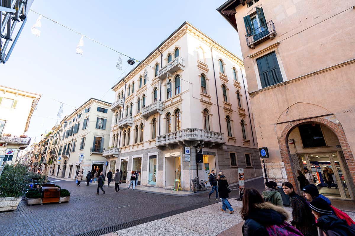 Uno degli storici palazzi nel cuore del quadrilatero del lusso veronese che ospita le suite e gli appartamenti del gruppo
