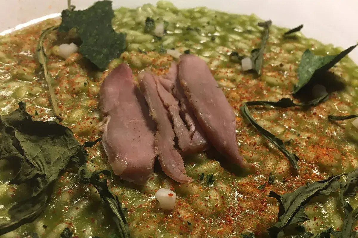 Risotto alle erbe spontanee del Giardino Inglese e petto d&rsquo;anatra affumicato Da &ldquo;Don Lisandro Osteria Moderna&rdquo; piatti di rara bont&agrave;