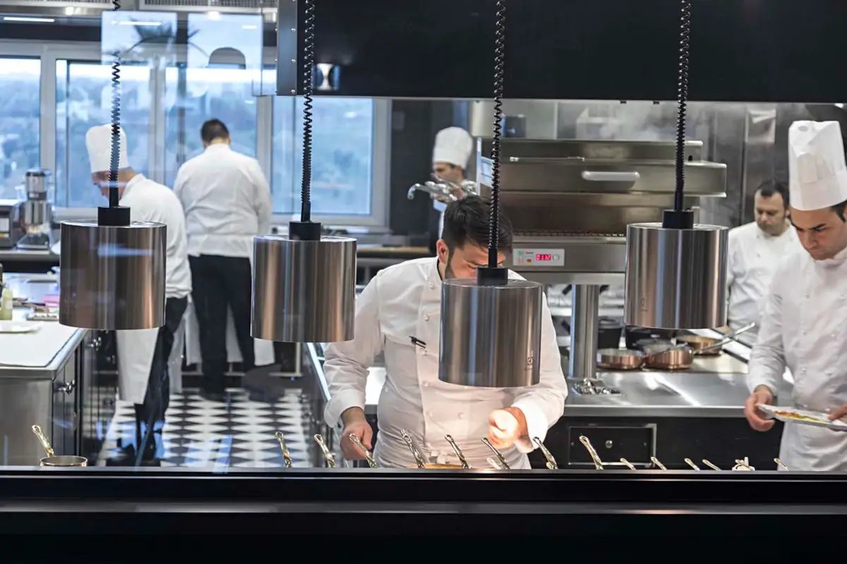 Al Don Alfonso 1890 San Barbato, la cucina meditetteranea nel fascino del total black