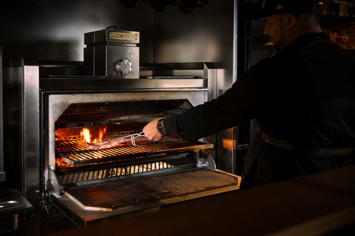 Il forno Josper di Don Guido, unisce la potenza della brace alle funzioni di un forno professionale