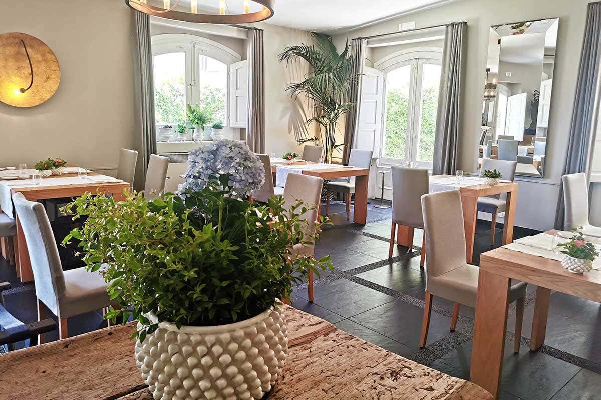 Sala del ristorante “La Cucina di Donna Carmela” si ispira alla tradizione e guarda all’Oriente Sala del ristorante “La Cucina di Donna Carmela” si ispira alla tradizione e guarda all’Oriente