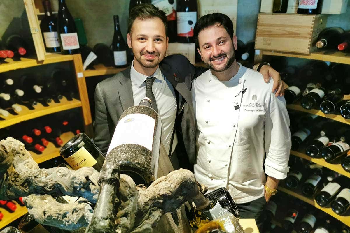 Rosario Sorbello e Piergiorgio Alecci in cantina “La Cucina di Donna Carmela” si ispira alla tradizione e guarda all’Oriente Rosario Sorbello e Piergiorgio Alecci in cantina “La Cucina di Donna Carmela” si ispira alla tradizione e guarda all’Oriente