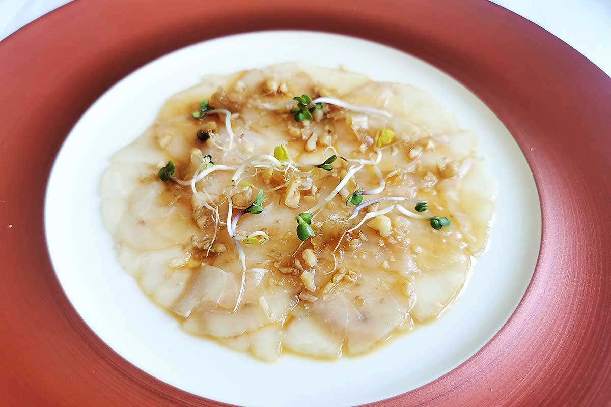 Carpaccio di ricciola “La Cucina di Donna Carmela” si ispira alla tradizione e guarda all’Oriente