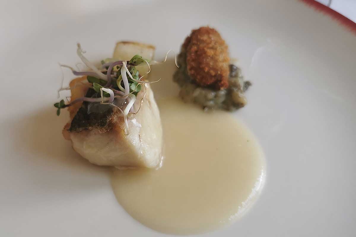 Dentice scottato, cotoletta di melanzana marinata tataki, fumetto aromatizzato al lemon grass “La Cucina di Donna Carmela” si ispira alla tradizione e guarda all’Oriente