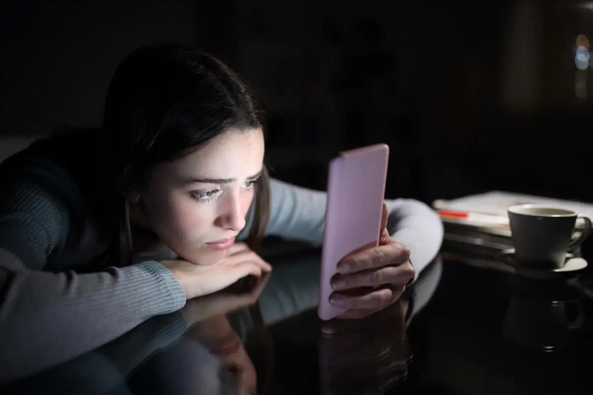 Dipendenza dalla cattive notizie: cos'&egrave; il doomscrolling?