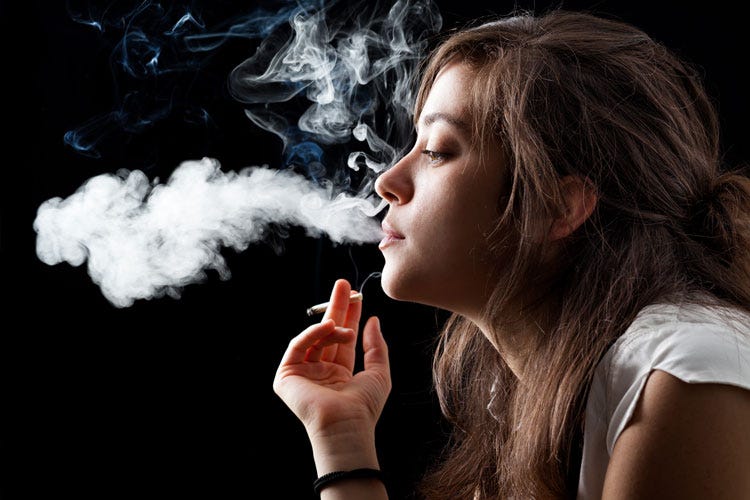 L'età della prima sigaretta si sta abbassando tra le donne - Più tumori e menopausa precoce Quando il fumo fa male alle donne