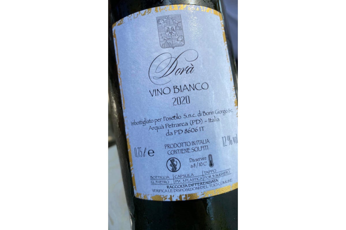 Una delle 300 bottiglie numerate di Dorà. “Calici di Stelle” ad Arquà Petrarca: un antico vitigno accanto alla tomba del poeta
