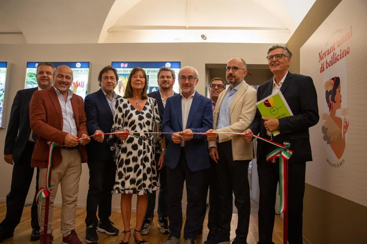 Il taglio del nastro alla mostra Novant'anni di Bollicine Il Consorzio dell&rsquo;Asti tra Douja D&rsquo;Or e &ldquo;Novant&rsquo;anni di bollcine&rdquo;