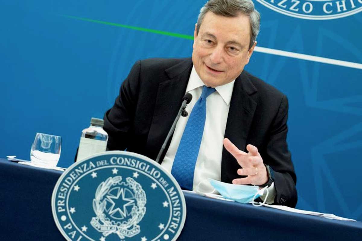 Il presidente del Consiglio, Mario Draghi Verso l'obbligo del green pass e del vaccino. Draghi: «La questione è a chi, non se»