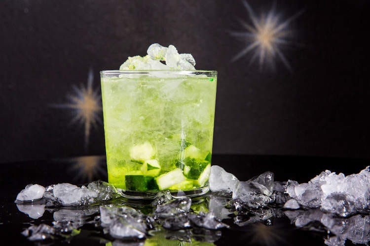 Il drink Hulk Smashes realizzato dai Maestri del Cocktail (Giovanna di Lisciandro) Il virus azzoppa i cocktail bar Per 1 su 2 perdite di oltre il 50%