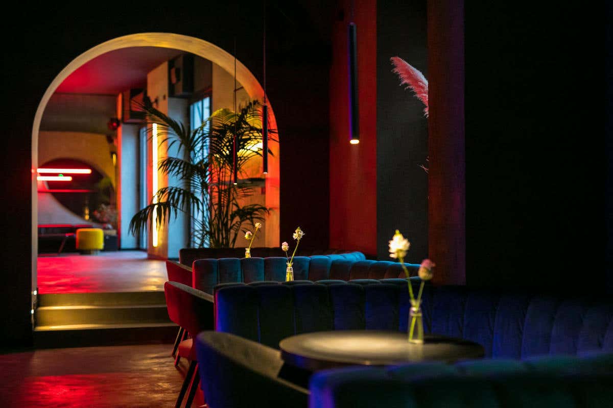 Atmosfere dark e luci al neon caratterizzano il Drink Kong di Roma 