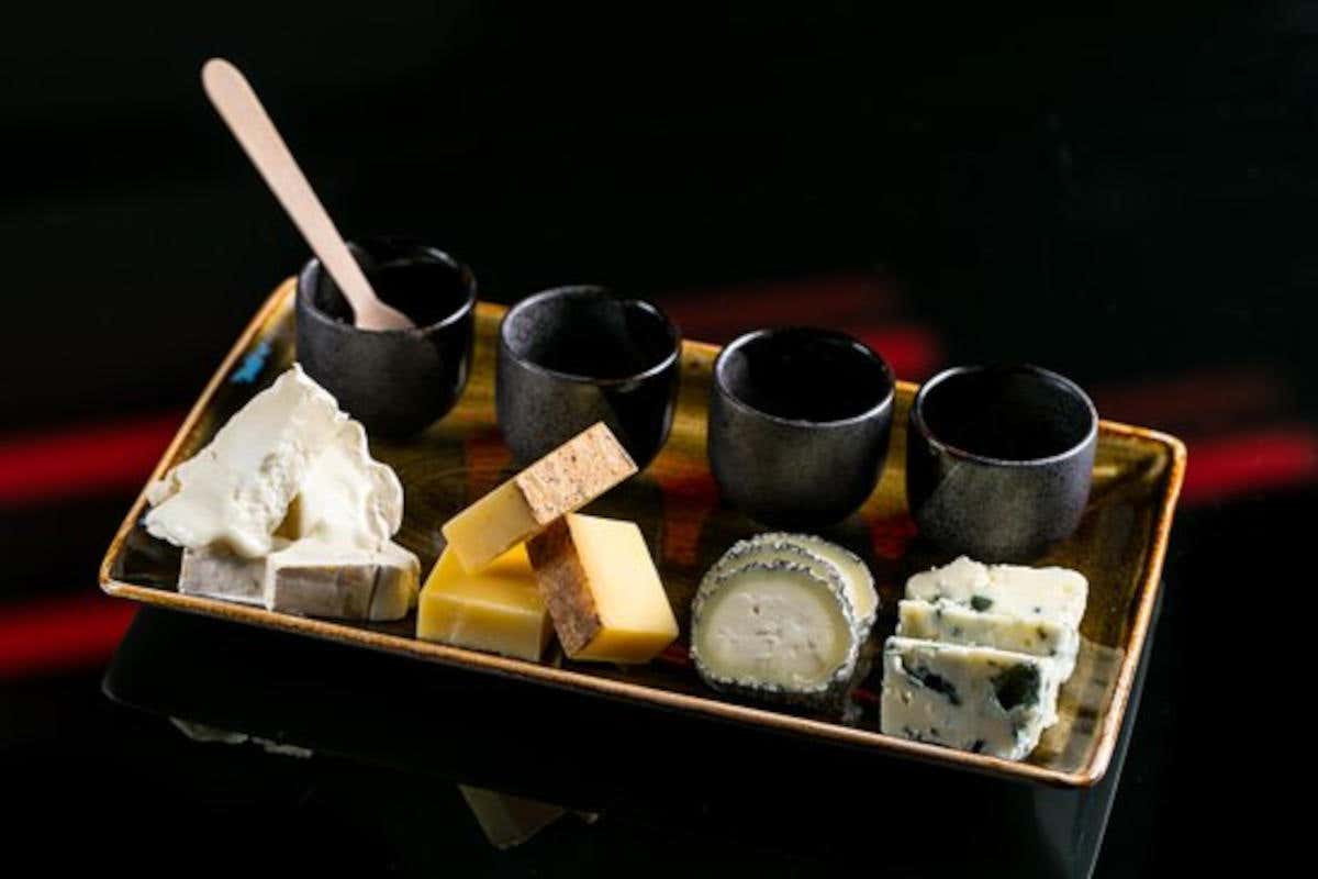 Sfiziosi accompagnamenti di ispirazione orientale vengono accompagnati ai cocktail di Drink Kong 