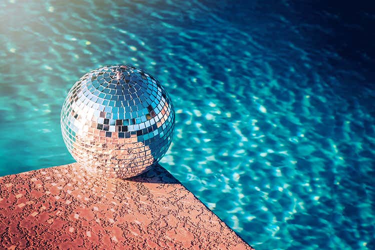 Si ritorna a ballare, ma all'aperto Le disco clandestine un problema