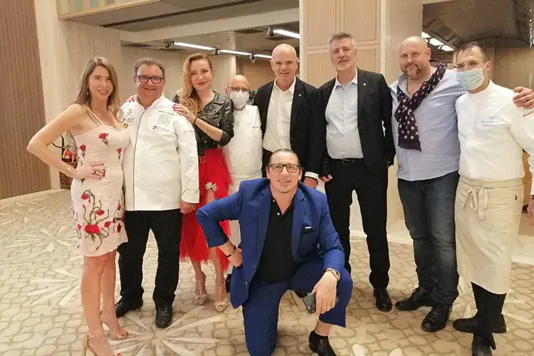 Enrico Derflingher, al centro della foto, con alcuni dei cuochi protagonisti a Dubai: Paolo Gramaglia, Heinz Beck, Gianni Tarabini e Marco Bottega Euro-Toques con Enrico Derflingher protagonista al summit mondiale di Dubai