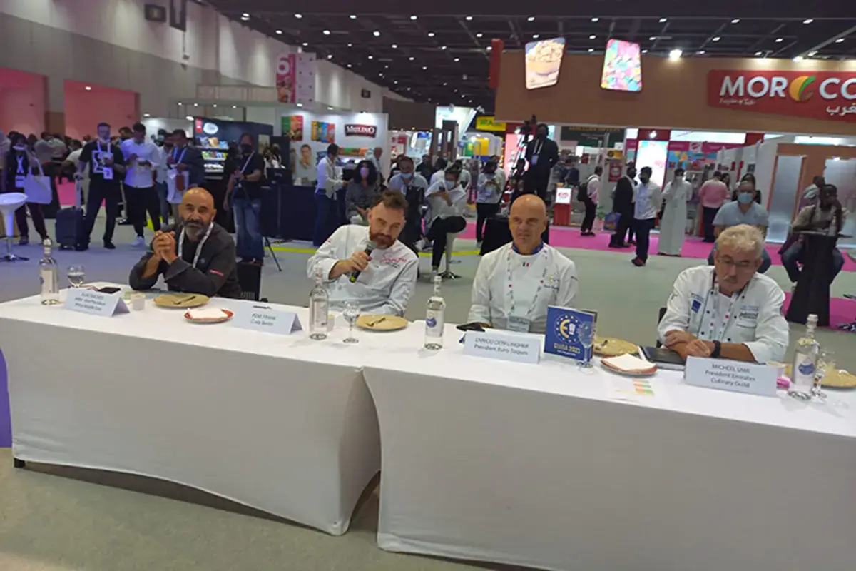 Uno dei momenti di confronto con Enrico Derflingher protagonista. Alla sua destra il pasticcere francese René Frank; alla sua destra, Michael Uwe, presidente della gilda culinaria emiratina Euro-Toques con Enrico Derflingher protagonista al summit mondiale di Dubai