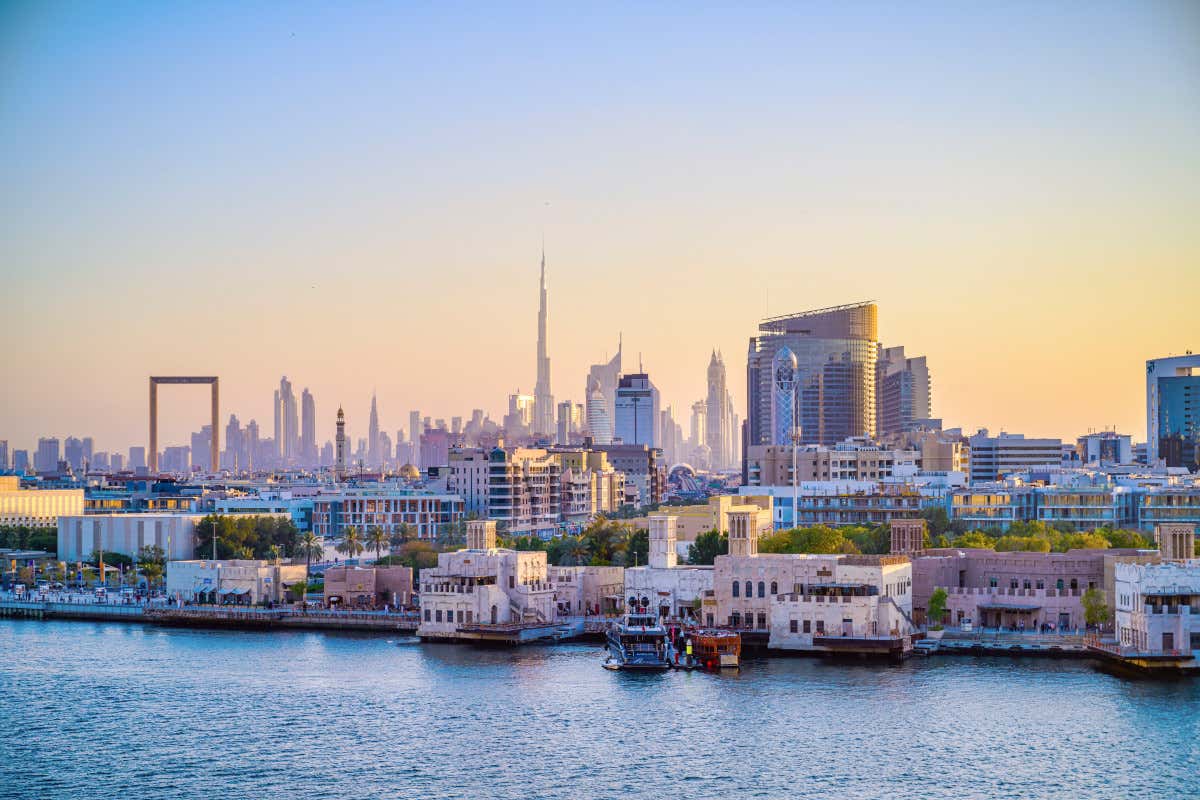 Attirare più turisti stranieri: Dubai abolisce la tassa sugli alcolici