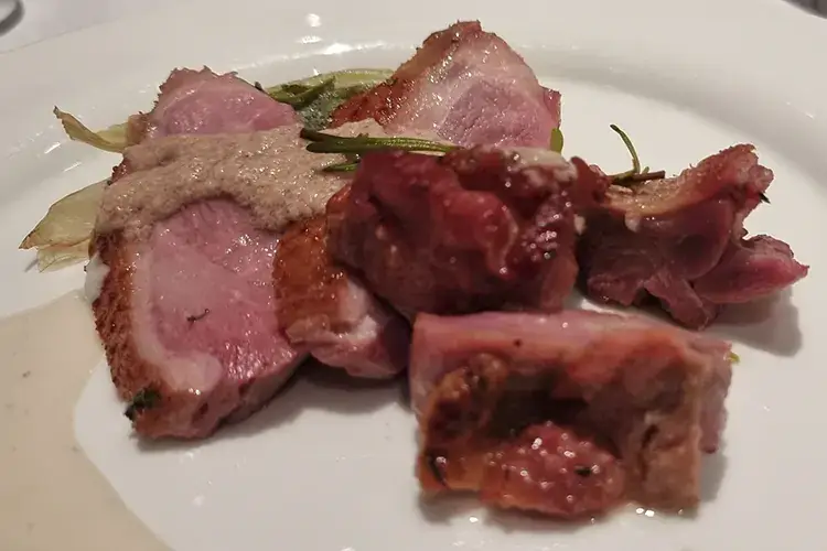 Oca, composta di finocchi, crema di aglio dolce, estratto di rosmarino