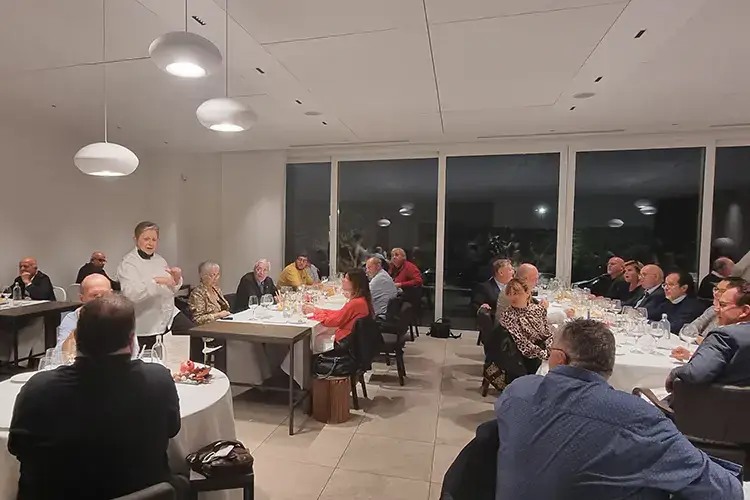 Un momento della tappa di Marche dalla vigna alla tavola all'interno del ristorante Due Cigni &amp;quote;Dalla Vigna alla tavola&amp;quote; fa tappa ai Due Cigni di Rosaria Morganti