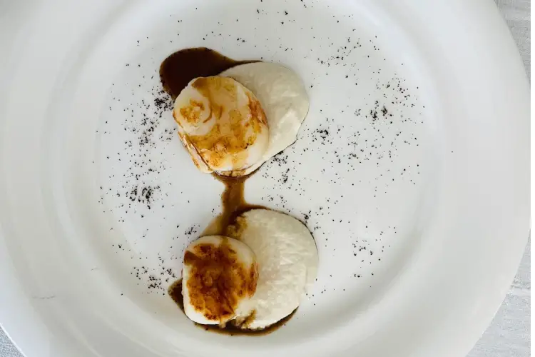 capesante scottate in salsa soia e caffè con crema di mandorle d'avola Il pranzo della domenica ai Due Cigni di Montecosaro scalo