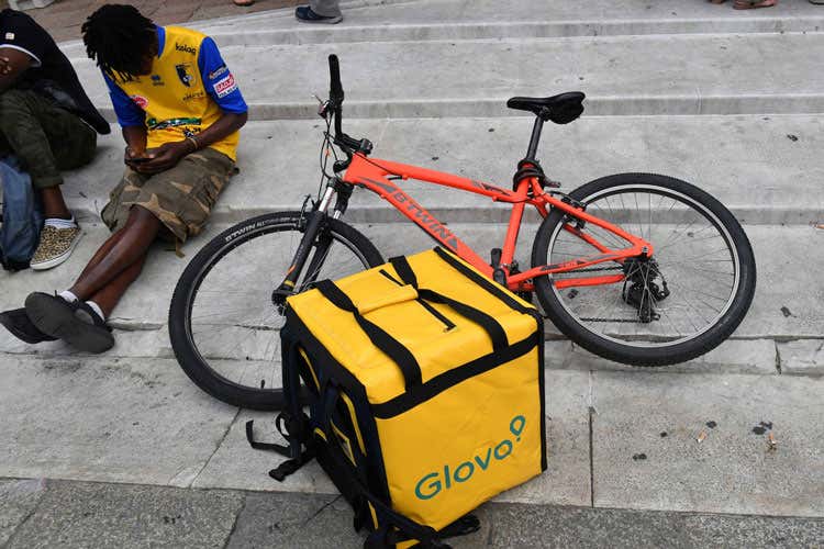 (Due giovani rider presi a sassate da un branco di ragazzini) (Due giovani rider presi a sassate da un branco di ragazzini)