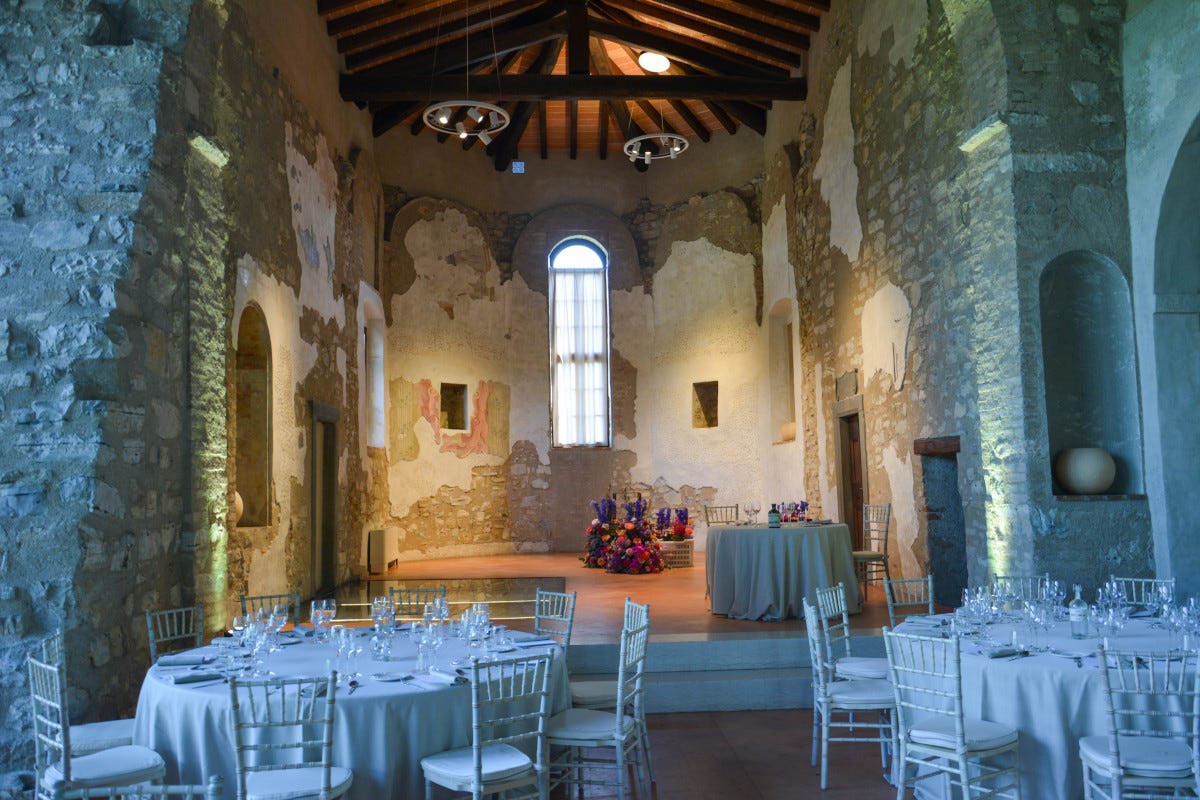 La sala interna del ristorante Due Colombe Tra i borghi di Corte Franca: cultura cucina vino e natura del lago d'Iseo