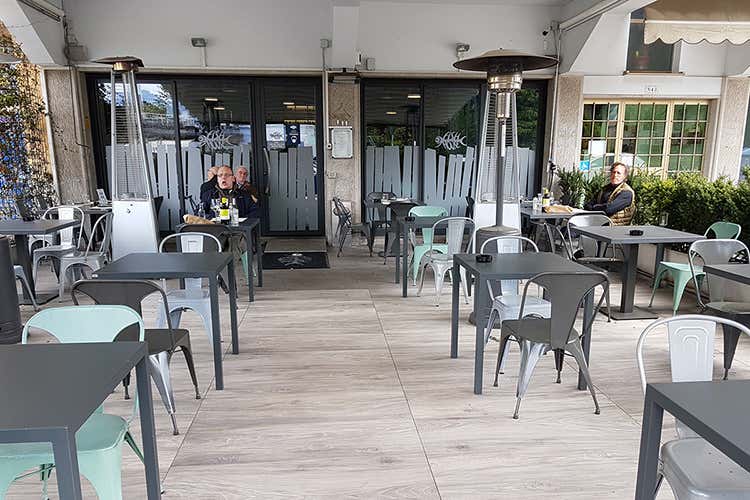 Il dehor di Duino Stop proteste, si torna ai fornelliMa ci sono già disdette last minute