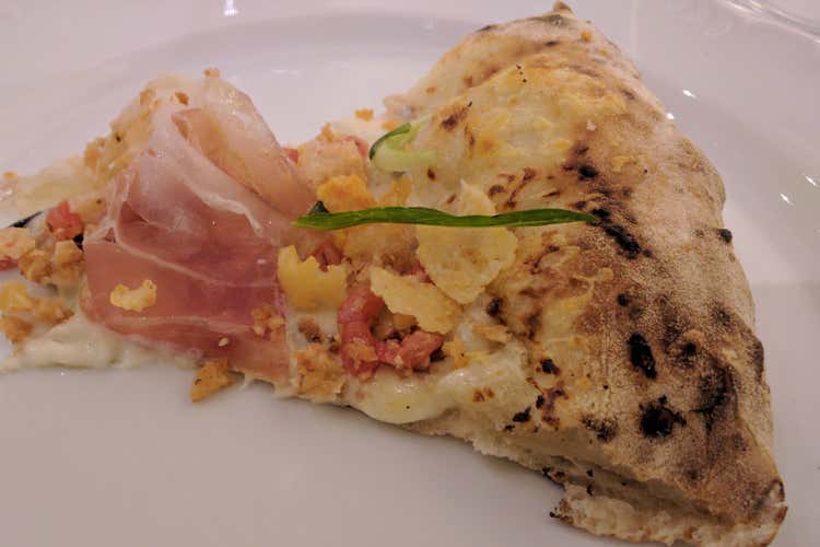 (La duttilit&agrave; del formaggio Piave Dop Tocco di qualit&agrave; su una pizza gourmet)