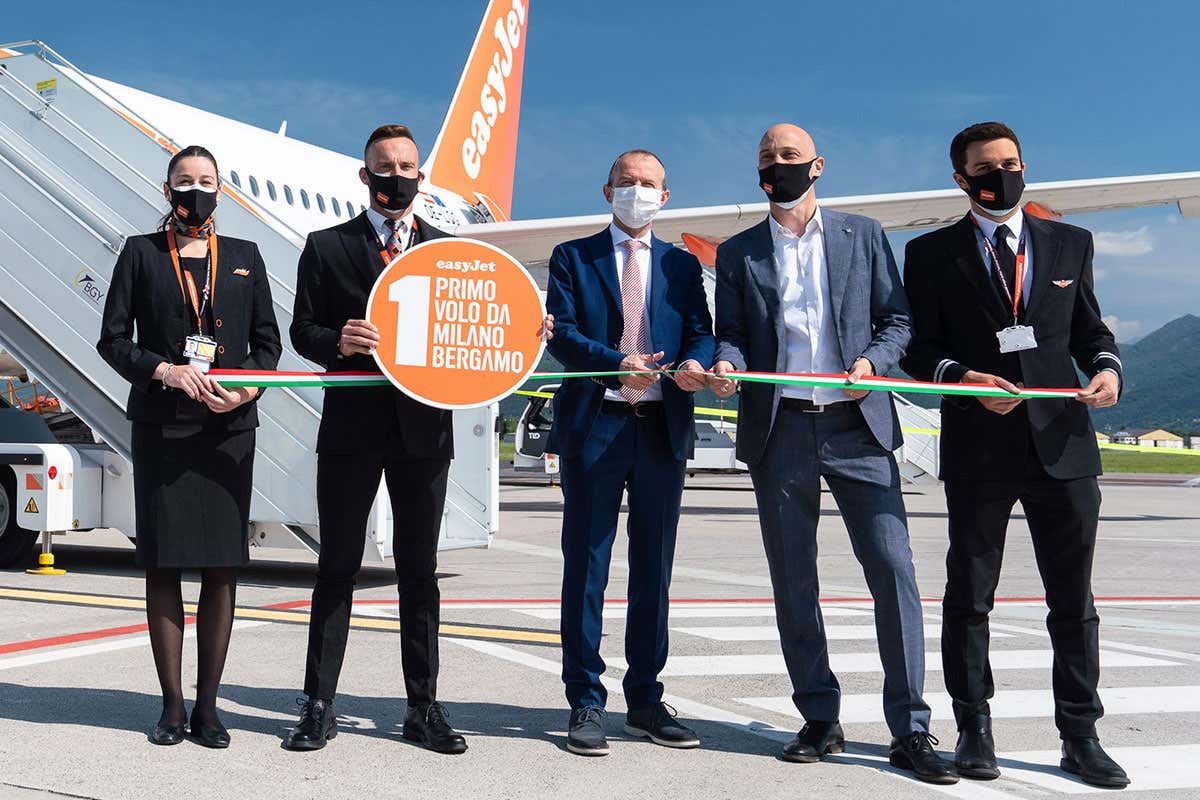 Decollato il primo volo di EasyJet sulla tratta Bergamo-Olbia EasyJet, primo volo da Bergamo. Parte la concorrenza a Ryanair Decollato il primo volo di EasyJet sulla tratta Bergamo-Olbia EasyJet, primo volo da Bergamo. Parte la concorrenza a Ryanair