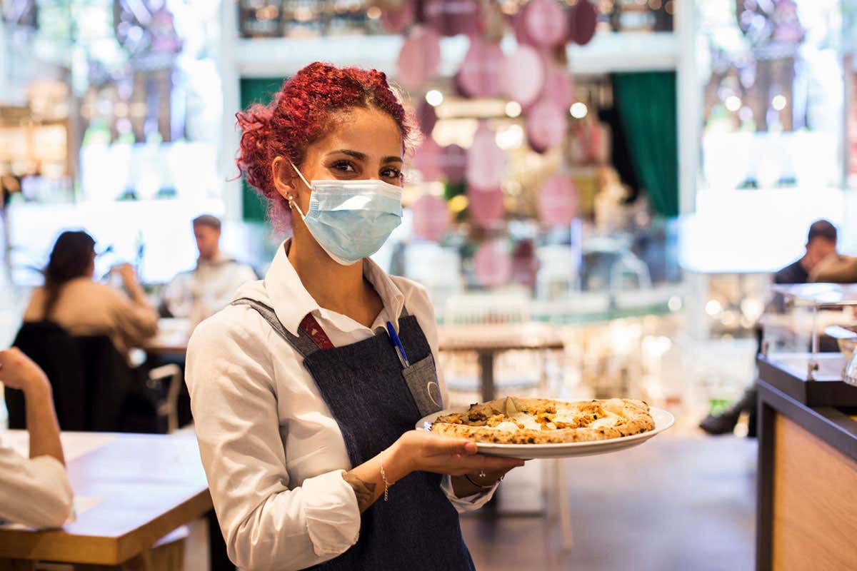 Una dei 40 addetti di Eataly Bari Eataly verso l'addio a Bari?Il sindaco chiama Oscar Farinetti Una dei 40 addetti di Eataly Bari Eataly verso l'addio a Bari?Il sindaco chiama Oscar Farinetti