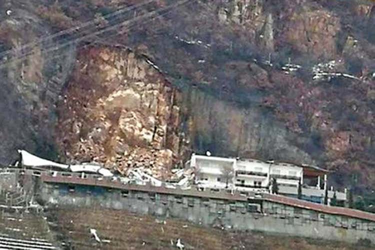 L'hotel travolto dalla frana - Bolzano, l'hotel Eberle travolto da una frana L'hotel travolto dalla frana - Bolzano, l'hotel Eberle travolto da una frana