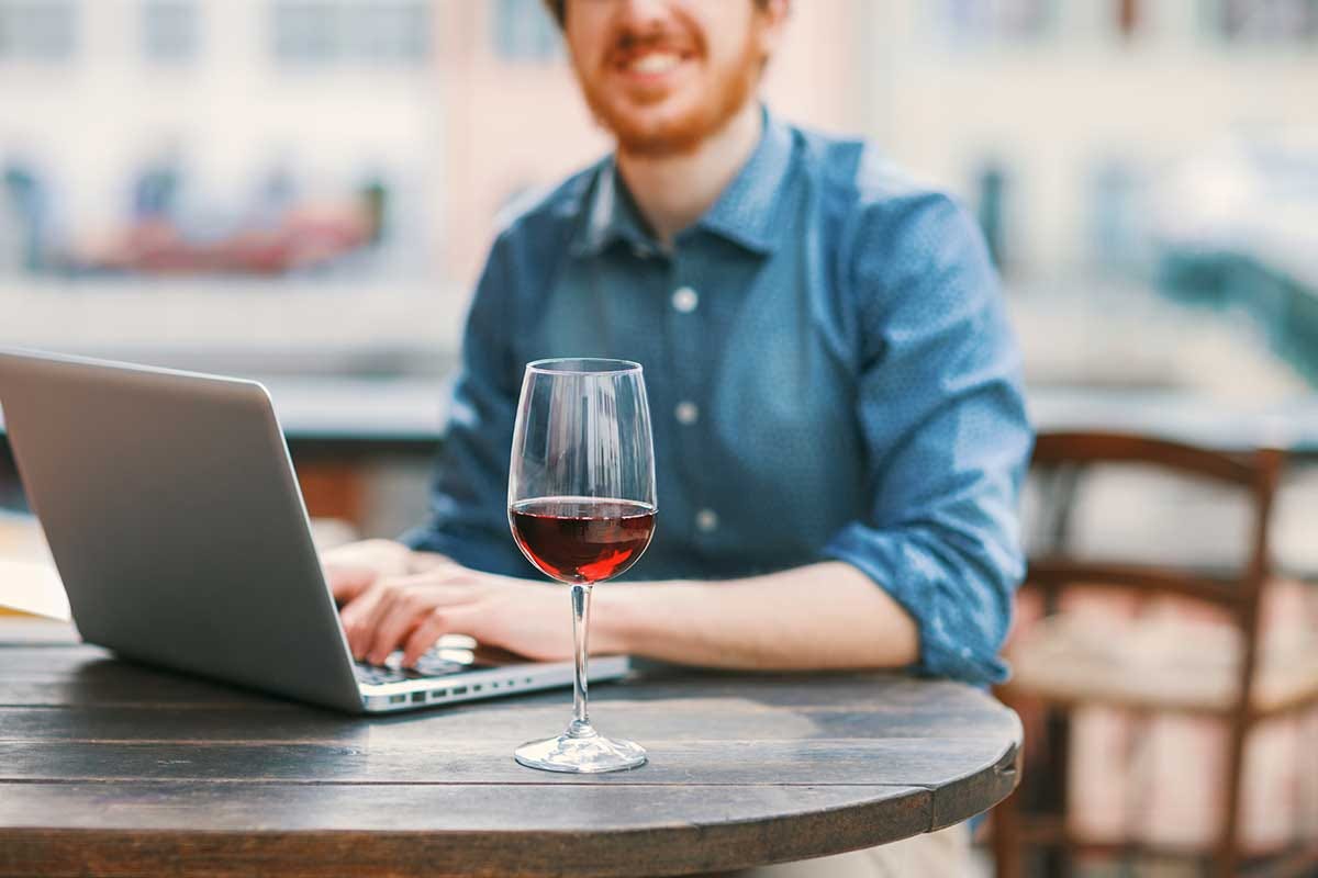 Il vino corre sull'e-Commerce: crescita a tripla cifra nei primi sei mesi del 2021 Continua la corsa del vino online: crescita a tripla cifra nel 2021