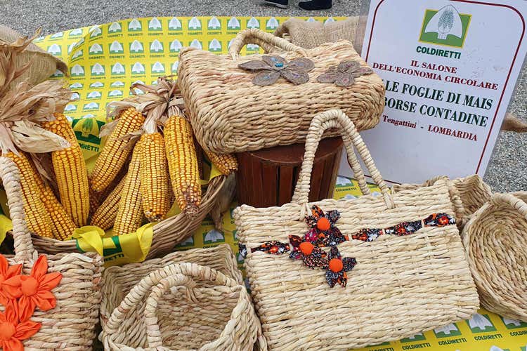 Le borse contadine derivate dalle foglie di mais (L&rsquo;economia verde vale 88 miliardi Dalla birra di pane agli agrigioielli)