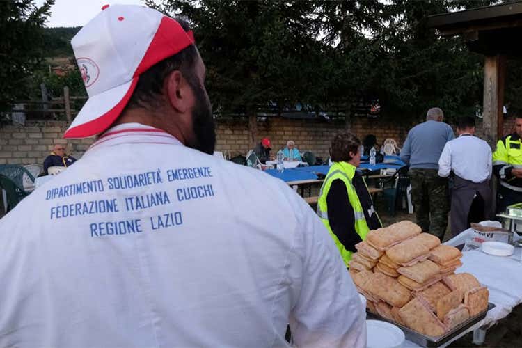 (Le sembianze più pure della solidarietà) (Le sembianze più pure della solidarietà)
