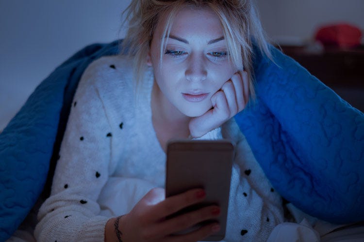 (Gli effetti della luce blu degli smartphone Nessun danno alla vista, a rischio il sonno)