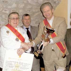 Egidio Rossi riceve l'onorificenza da Michel Escoffier