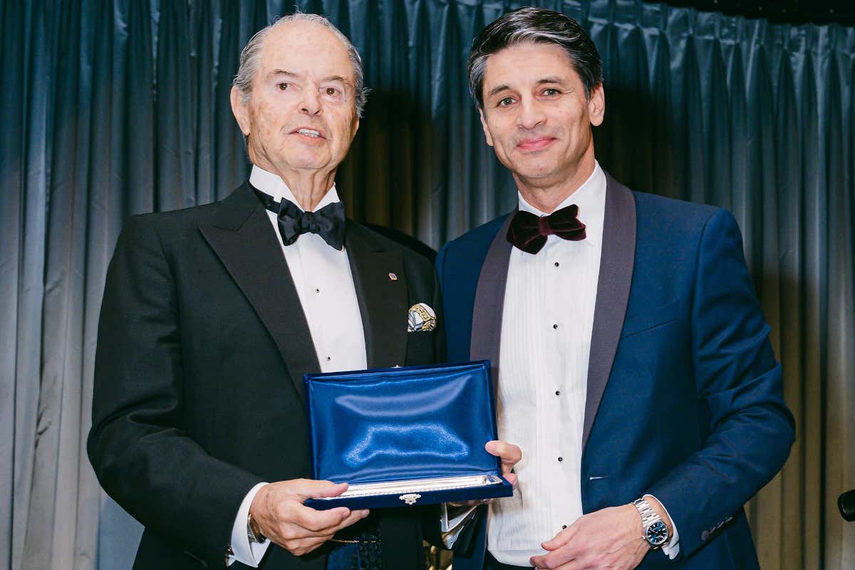 Francisco Pereira da Silva (a sinistra), GM Albatroz Hotel Madeira, riceve il Ehma Hans Koch Lifetime Achievement Award 2026 dal presidente Panos Almyrantis