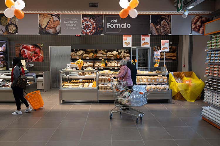 Un reparto del discount Ekom - Il discount Ekom apre in Toscana Quarto negozio per Sogegross