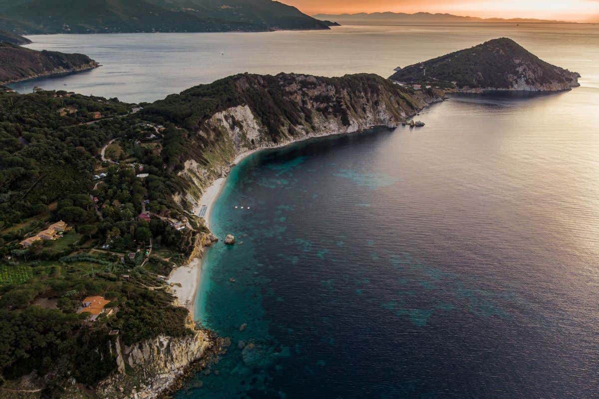 Dieci esperienze imperdibili sull’Isola d’Elba tra immersioni, balene e miniere