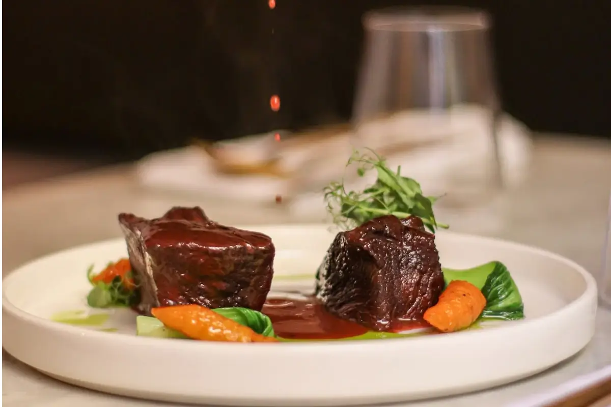 Decertor &egrave; la limited edition di Enzo Bonaga di El Crab Food Experience: ibs di black angus alla chicha morada e olluco tartufato 