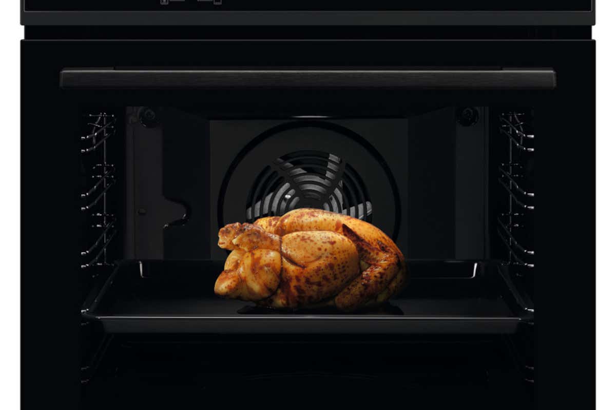 Electrolux e la nuova gamma di forni da sogno “Pure Black”