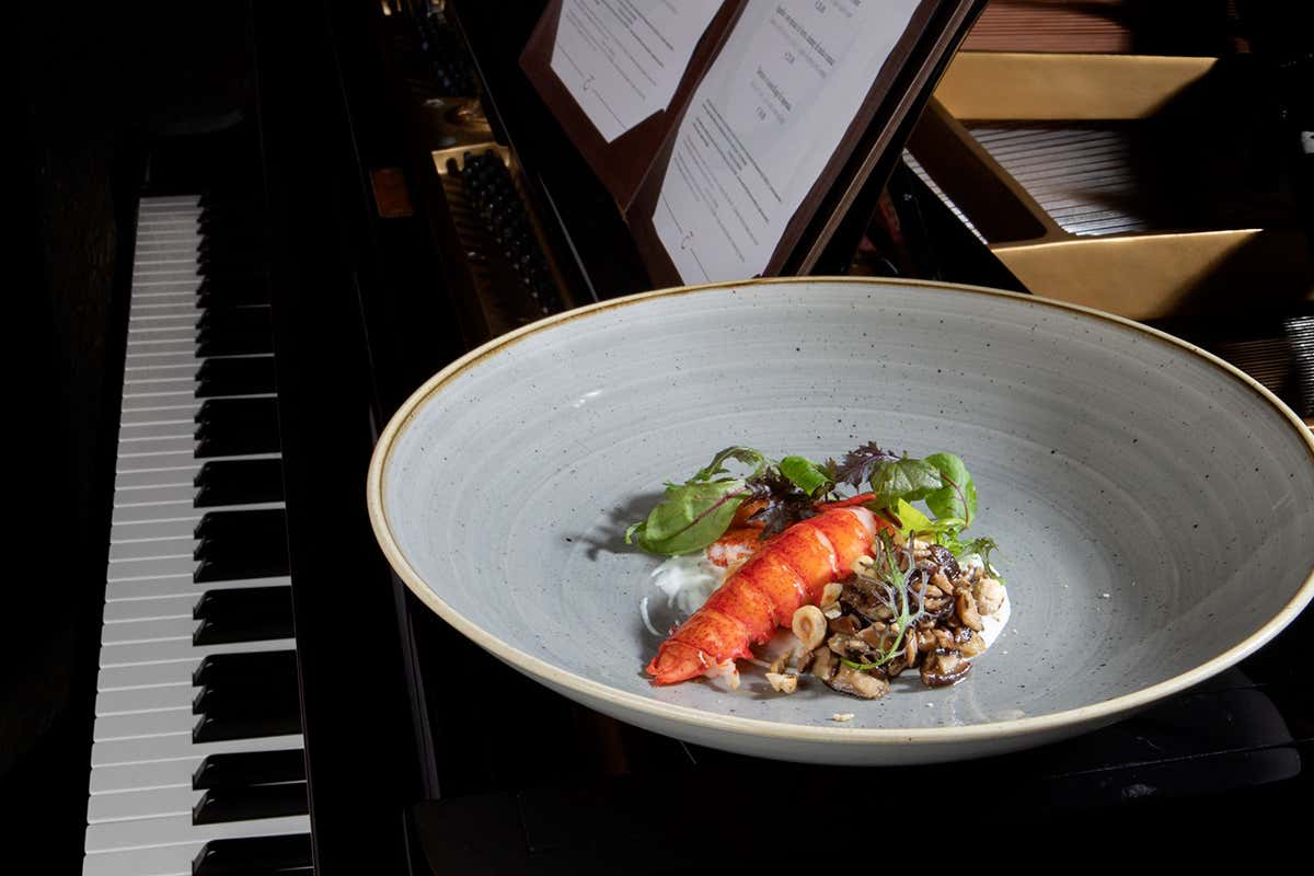 Astice, funghi shitake, salsa allo yogurt, erba cipollina e nocciole 