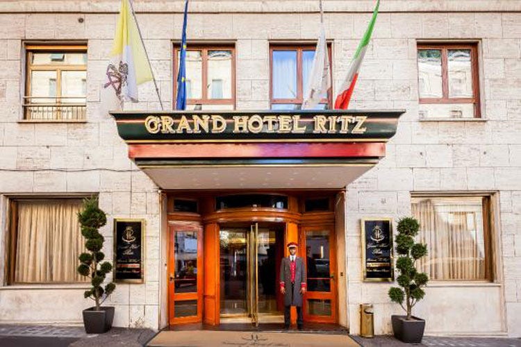 L’eleganza del Grand Hotel Ritz 103 camere e il ristorante Le Roof