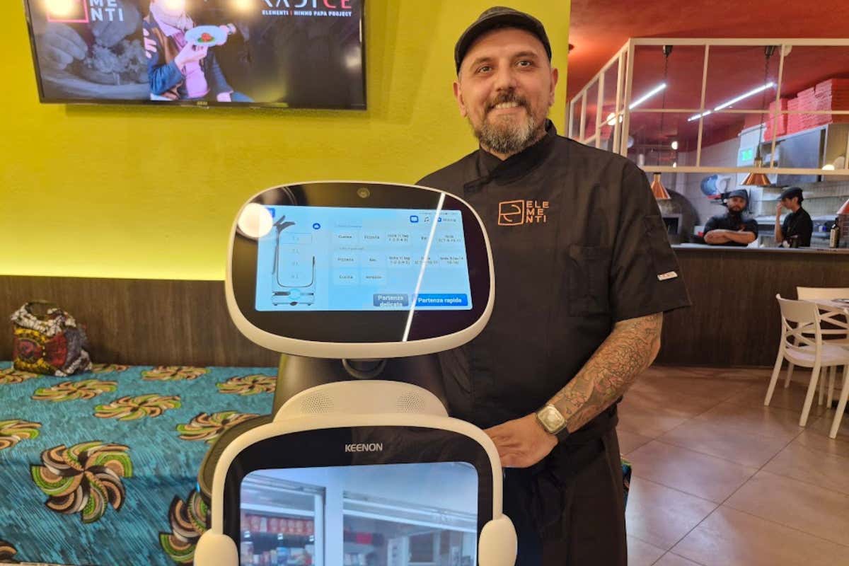 Mimmo Papa con Peppino, il robot che lo aiuta nel servizio in sala