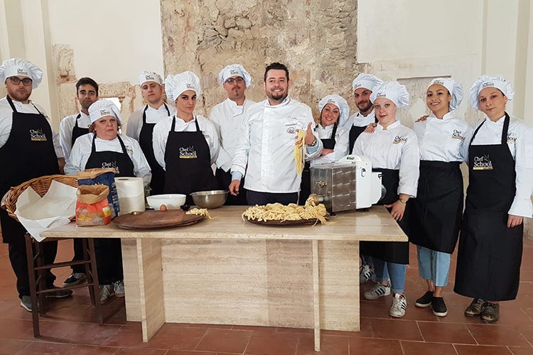 Elia Grillotti con gli studenti della Chef School (Elia Grillotti guida un campus per aspiranti cuochi giovani)