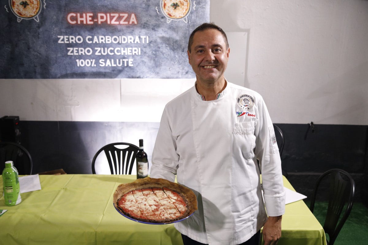 La prima pizza al mondo senza carboidrati la si trova nel Milanese
