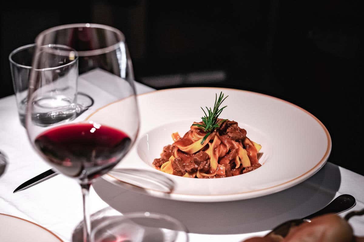 Le tagliatelle fresche con ragù di entraña sono un omaggio alla città di Roma 